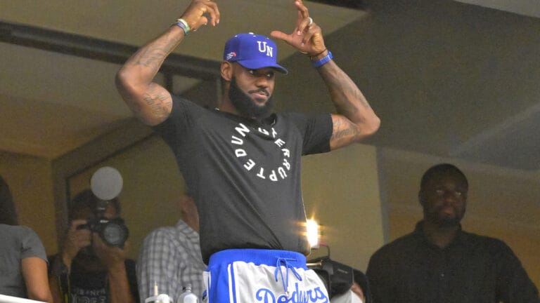 LeBron James Rocks Shohei Ohtani jersey before game Lakers-Pelican