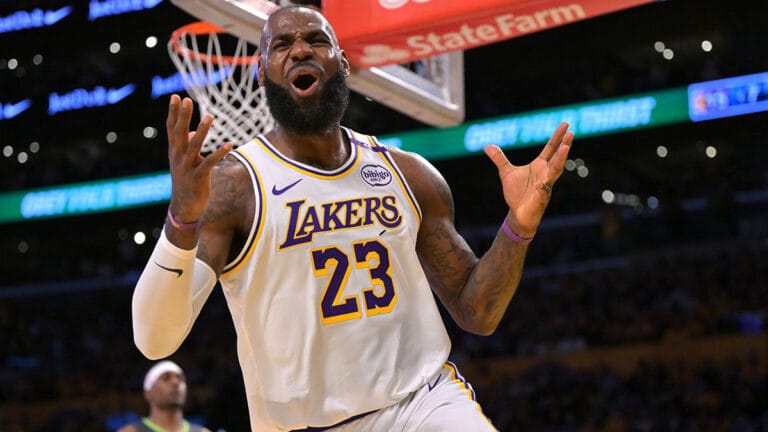 Lebron James stuns Lakers crowds with a funny chase down Block vs. Timbervolves