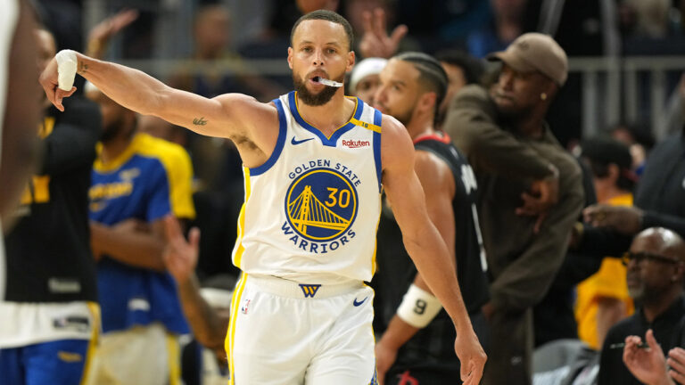 The fans broke out after Stephen Curri Diskuali cooks Dillon Brooks defense