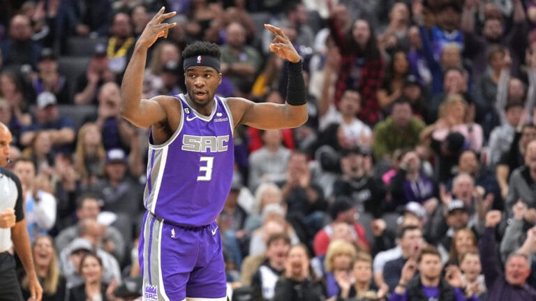 The kings agree to contract with the guard in the middle of the race to play