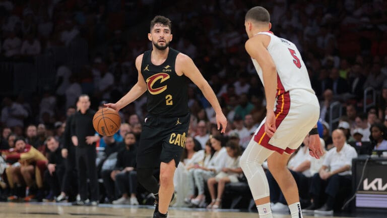 CAWS dominated in heat in game 3, seized 3-0 at the star bench