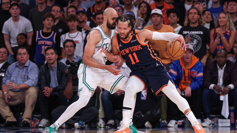 Jalen Brunson interrupts the pressure with a classic gesture in Tatum