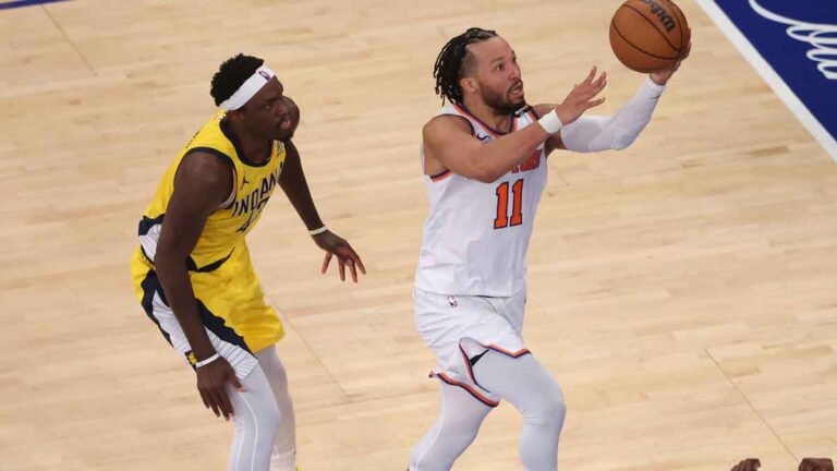 Cities Carl-Anthony give Jalen Brunson his flowers for the game 5 heroics