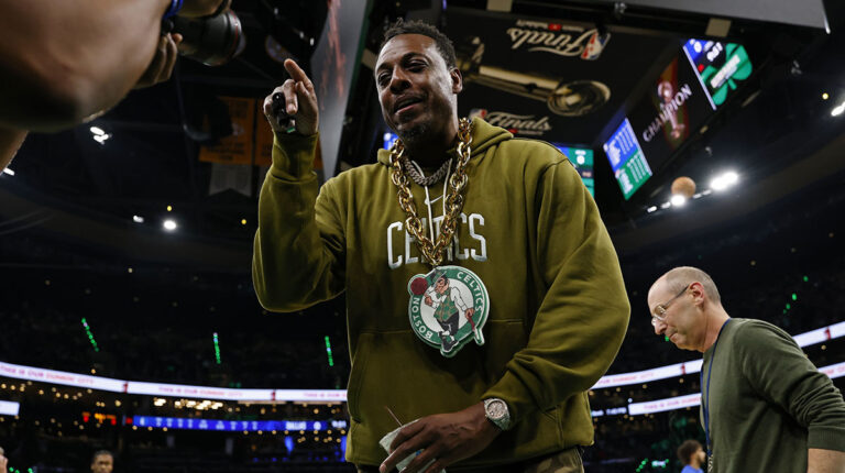 Kevin Garnett Trolls Paul Pierce in the middle of a lost bet, walk to studies