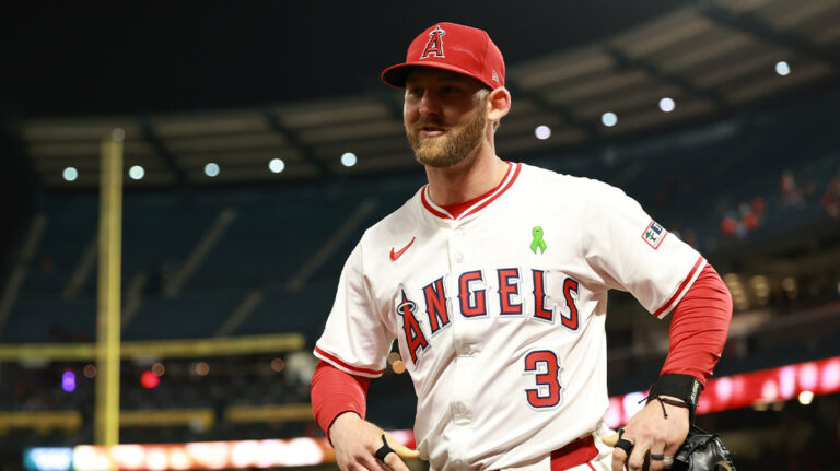 La sets a franchise with the seventh straight 2 homemade games