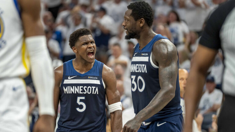 Fans are celebrating Julius Randle’s unconscious first half vs.