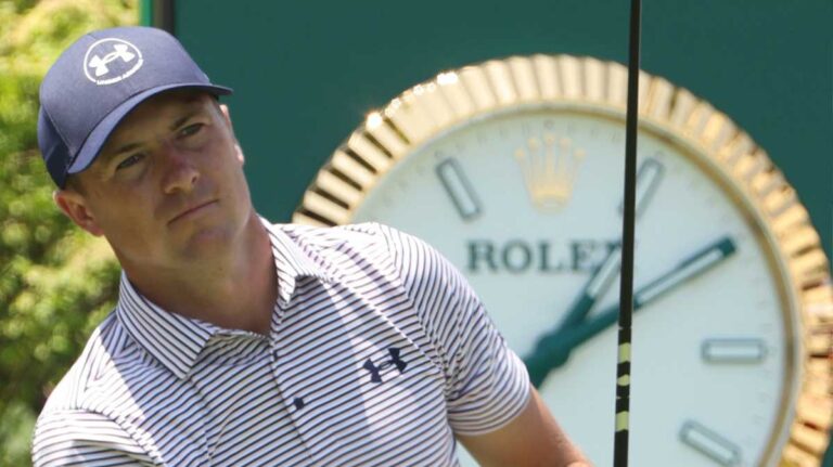 Jordan Spieth makes a difficult reception after the first round in Oakmont