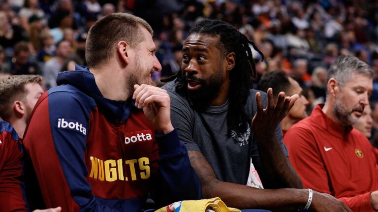 Nikola Jokic was Deandra Jordan sent Selfie with a horse during offseason