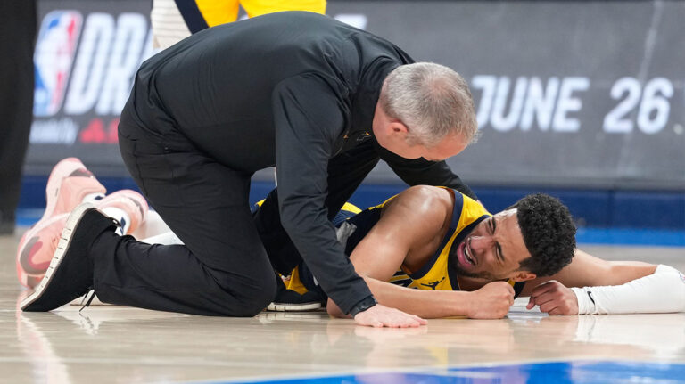 Paul George gives a suggestion after injury to Tires Haliburton