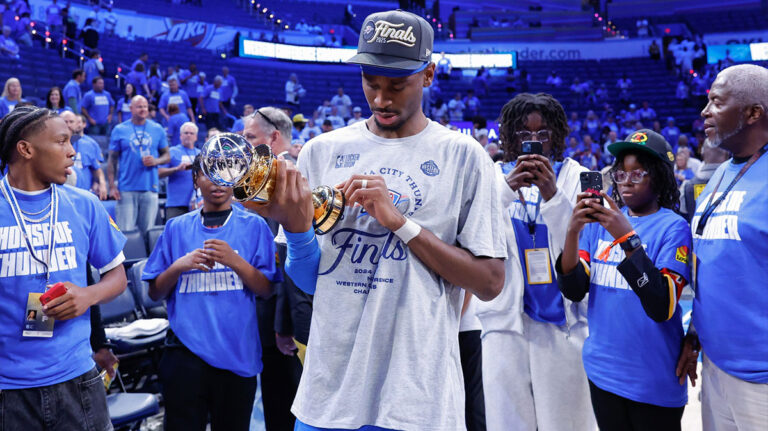 Shai Gilgeous-Alexander makes “stubborn” Pacens entrance