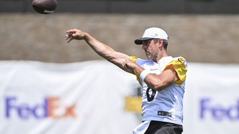 Aaron Rodgers Steelers pays a tribute to his “amazing wife”