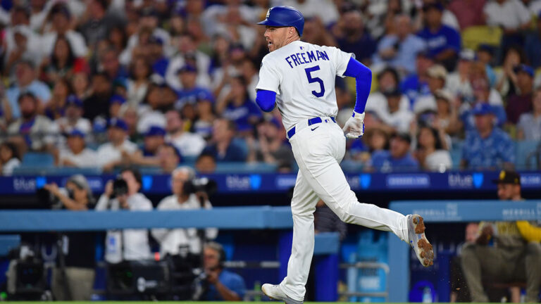 Freddie Freeman Terrorizes White Sox with double double runner