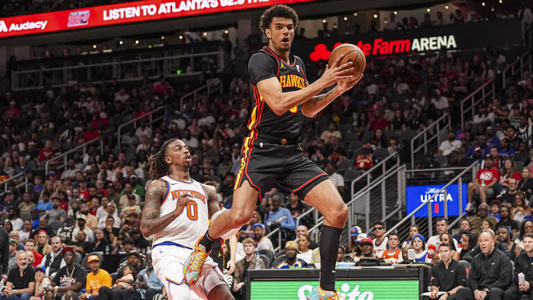 Philadelphia signs former spurse, Hawks forward to contract