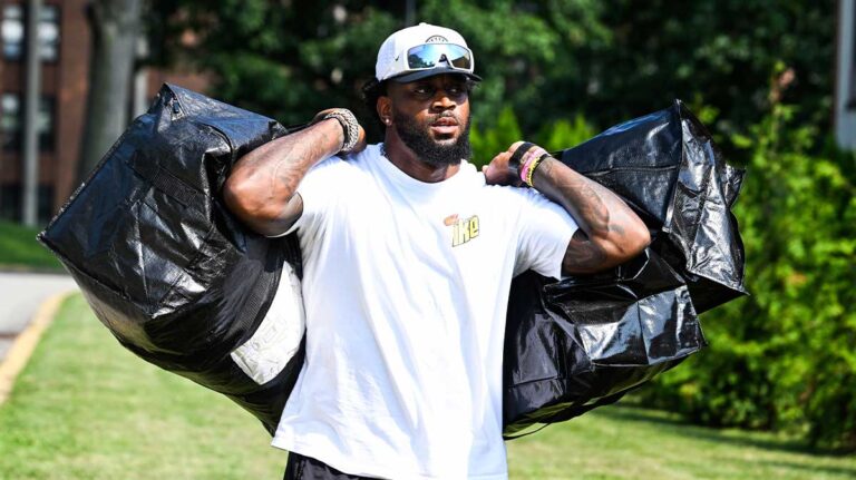 Patrick Queen reacts to select “Favorite player” Aaron Rodgers