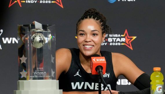 Records of points and win for Napheese Collier