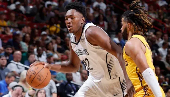 Hardly arrived in Pelicanca, Derik Queen joins the clinic