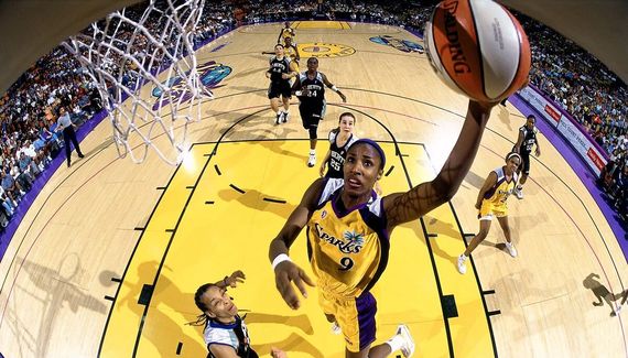 30. July 2002. Lisa Leslie realized the first Dunk in VNBA history