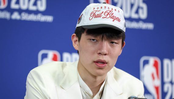 Yang Hansen receives several tips from Kavhi Leonarda