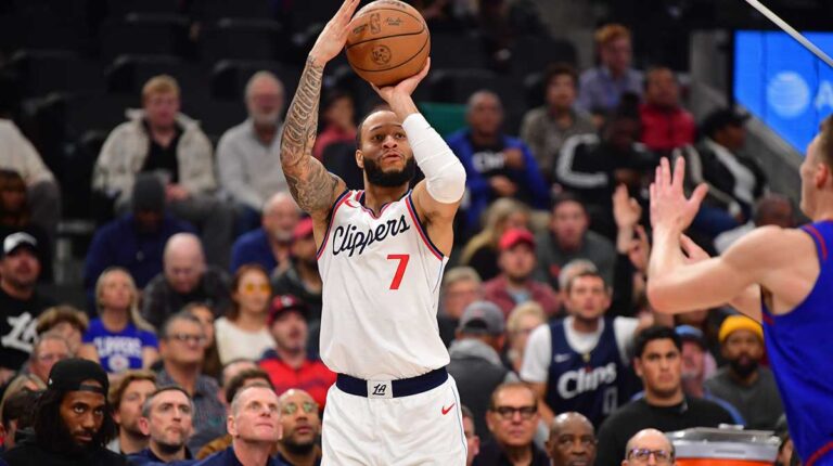 Milwaukee signs Amir Coffey for a year