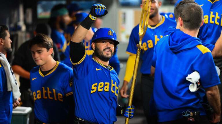 Eugenio Suarez joined 40 house clubs with laser beam against athletics