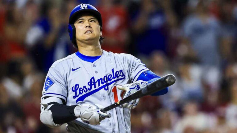 Shohei Ohtani destroys a bat on a shocking hit