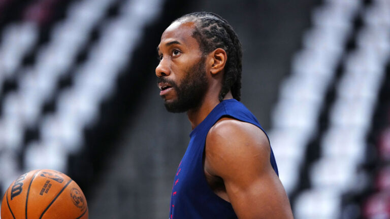 Watch Kavhi Leonard literally almost cross the robot