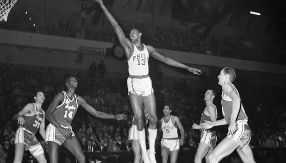 Vilt Chamberlain, a gigant who forced the NBA to modify his rules
