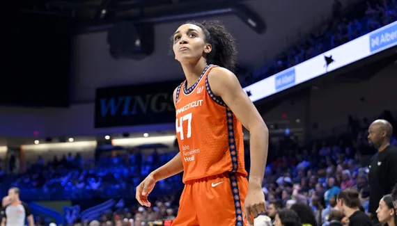 Behind 22 Boda Leila Lacan, the sun goes in the wings