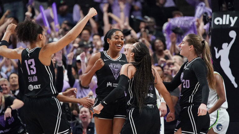 Fans greet the golden state after heavy loss in the link in the game 2