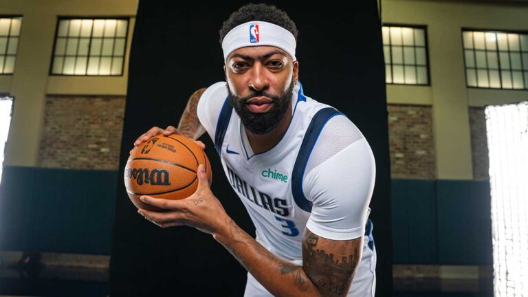 Anthony Davis converts desks on journalists to start the day of the media