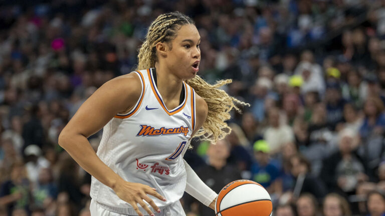 Phoenix joined the Exclusive VNBA club with 20-point return return