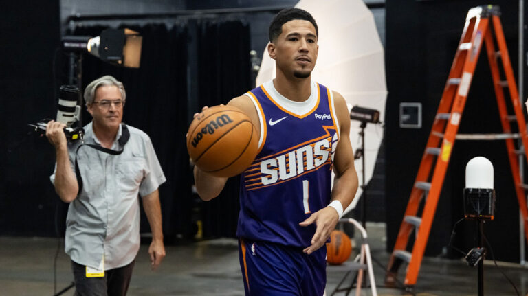 Funny reaction to accommodation on Devin Booker on Hitting 11. years in NBA