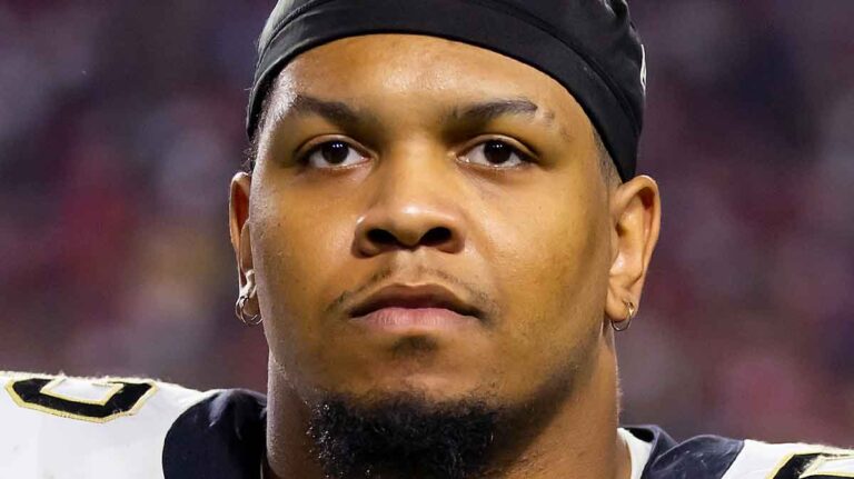 Christian Darrisav re-aggravates knee injury on TNF against Chargers