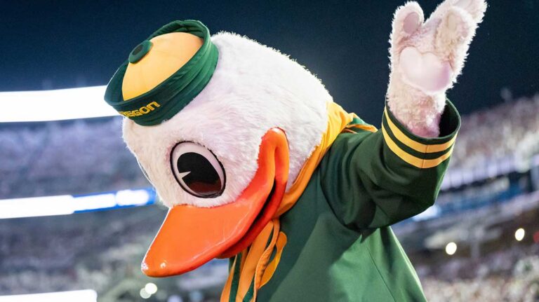 Watch the duck arrives on a horse for a gamedai college