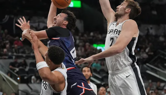 Luke Kornet and Victor Vembania, new “Twin Towers” Spurs