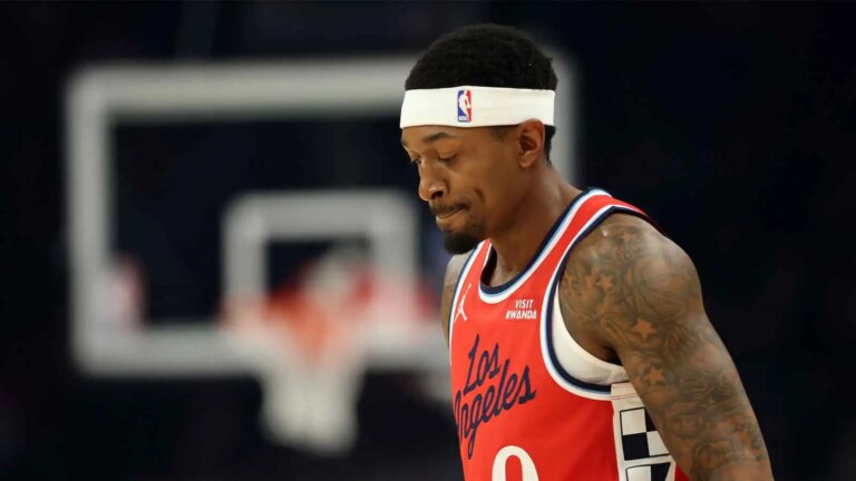 Fans are roasting Bradley Beal for a terrible game against the Suns