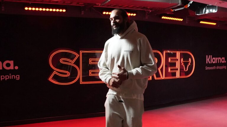 Joakim Noah received a hero’s welcome in his return to the United Center