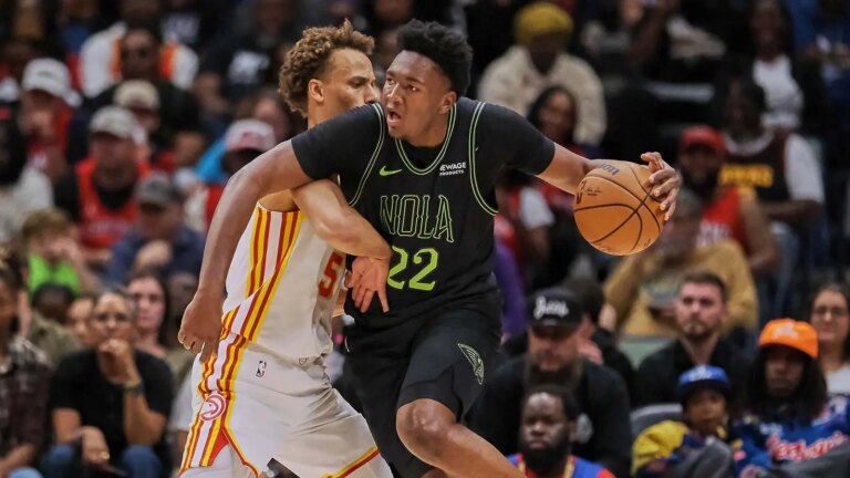 Derrick Queen impresses with a steal and a dunk against the Hawks