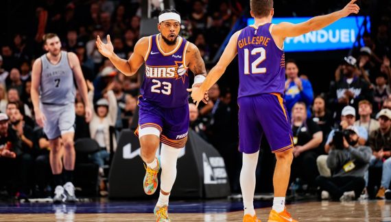 The Suns win the crippled ball against the Spurs