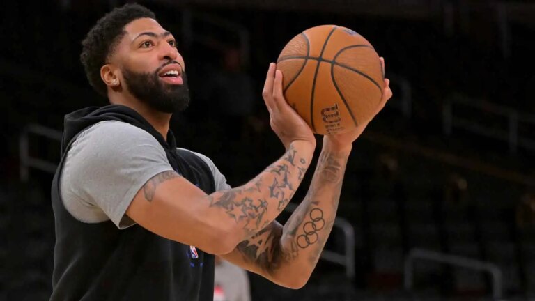 Anthony Davis gets a reaction from Lakers fans on his return to Cripto.com Arena
