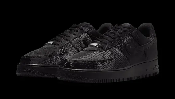 Air Force 1 “Triple Black” Kobe version available in France!