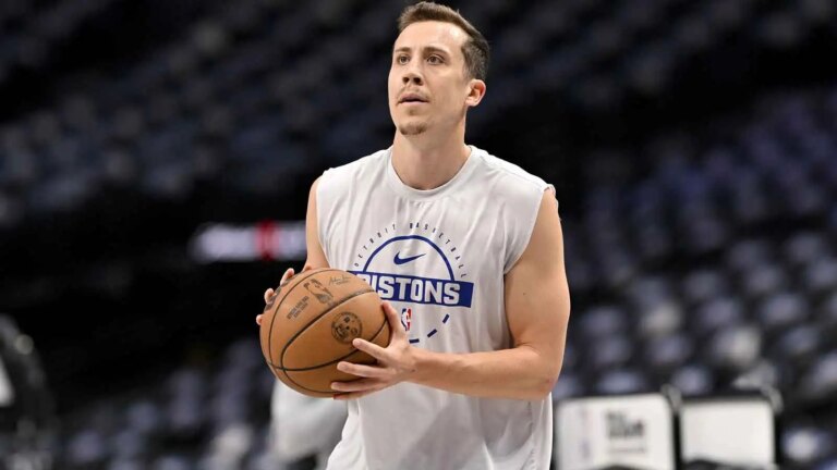 Duncan Robinson suffers a knee injury during the game against the Mavericks