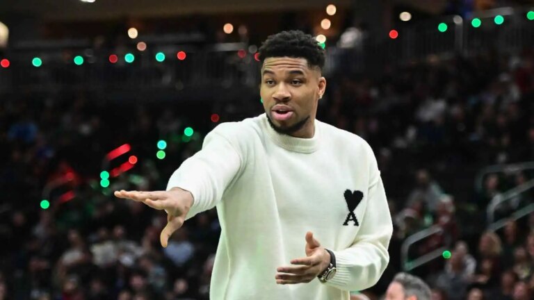 Giannis gives fans reason to smile amid trade rumors