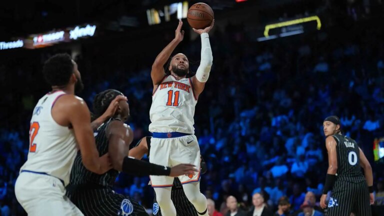 Jalen Brunson absolutely drops Anthony Black before step 3