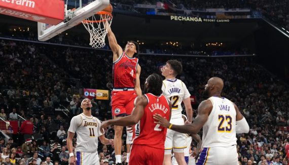 LeBron James (36 points) is also alone for the Lakers against the Clippers