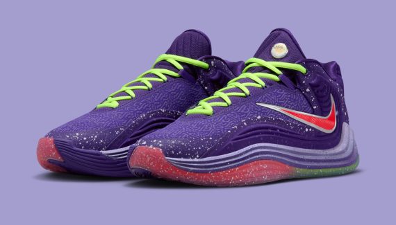 Giannis Freak 7 “Christmas” at the foot of the tree