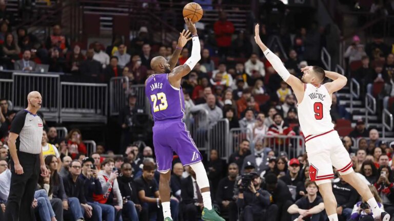 Billy Donovan complains about the use of Nikola Vucevic in the loss to the Lakers