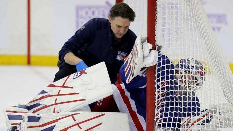 Igor Šesterkin helped in the dressing room after a potential leg injury