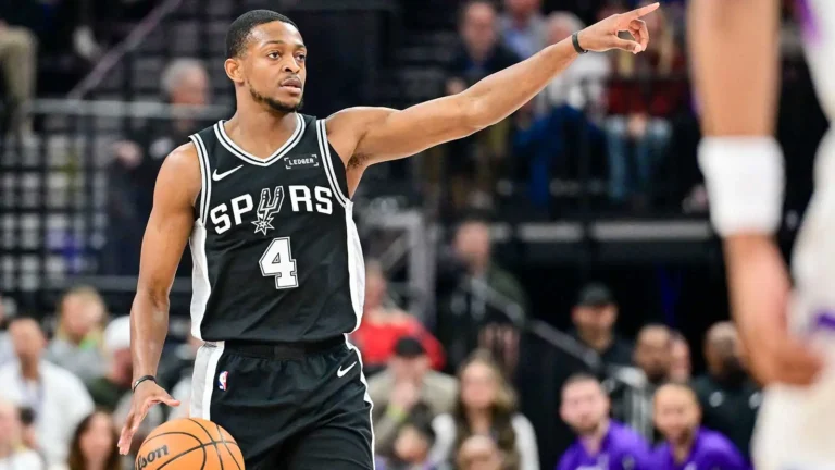 De’Aaron Fox gets a “big” round of applause from Keldon Johnson