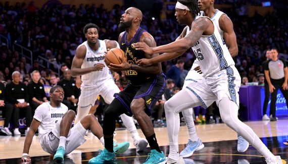 Still hanging on, the Lakers rebound from the Grizzlies